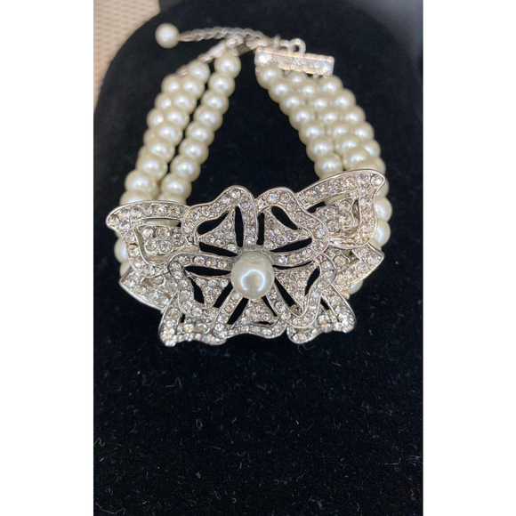 Pearl and rhinestone Flowers bridal jewelry set - Picture 7 of 12